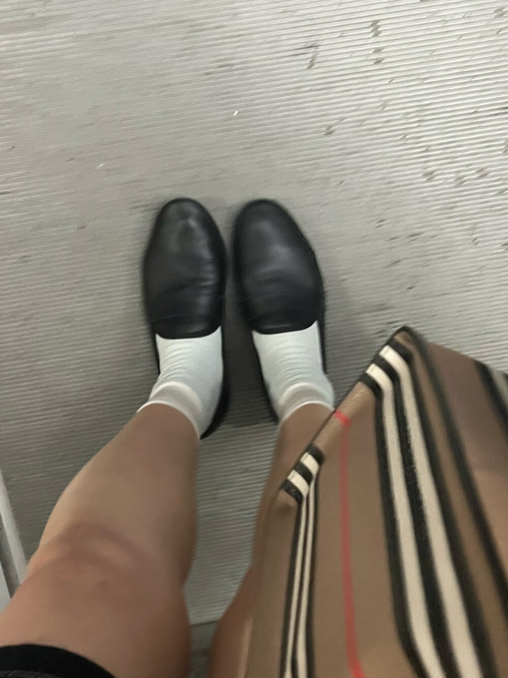 ベージュ系のシャツ/ブラウス、ブラック系のパンツ、ブラック系のローファーを着用したレディースの夏コーディネートの3枚目の写真