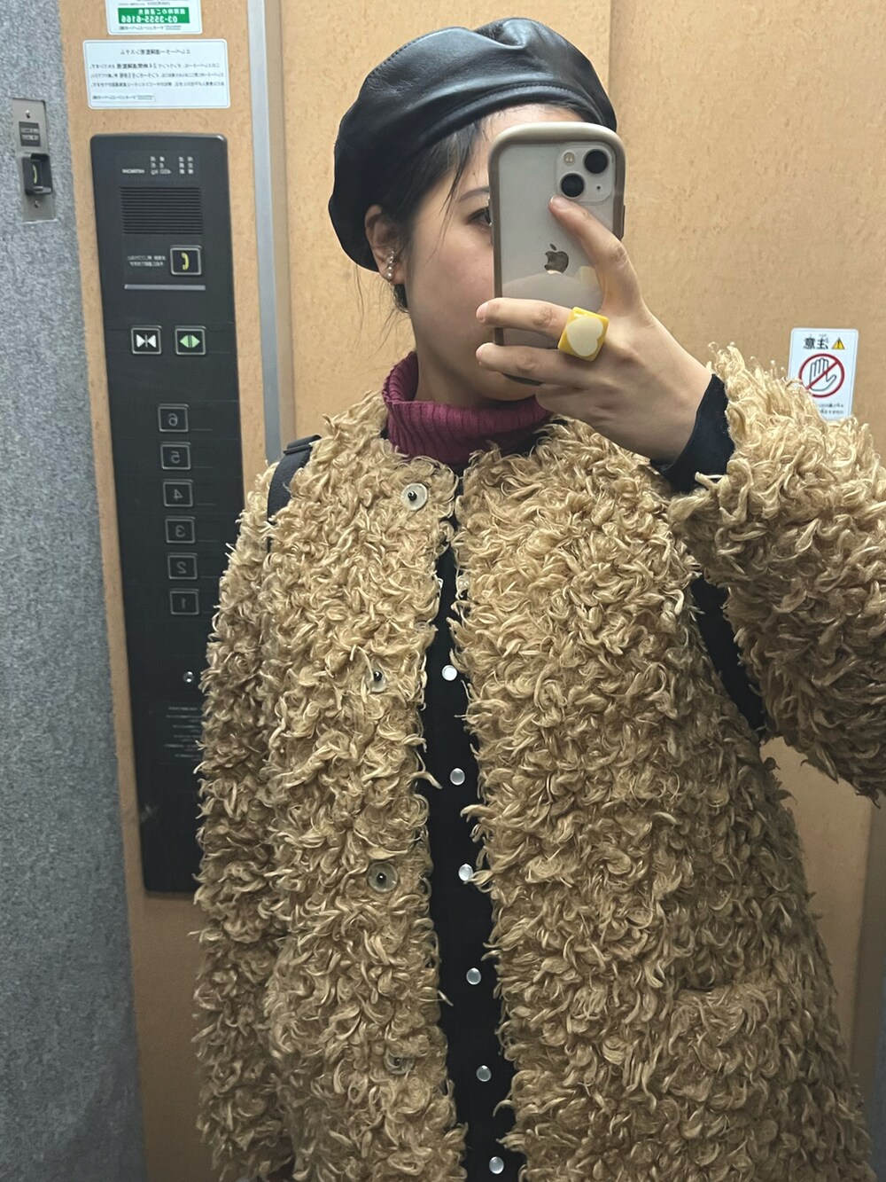 ベージュ系のジャケット/アウター、レッド系のスカート、ブラック系のカーディガン/ボレロを着用したレディースの冬コーディネートの2枚目の写真