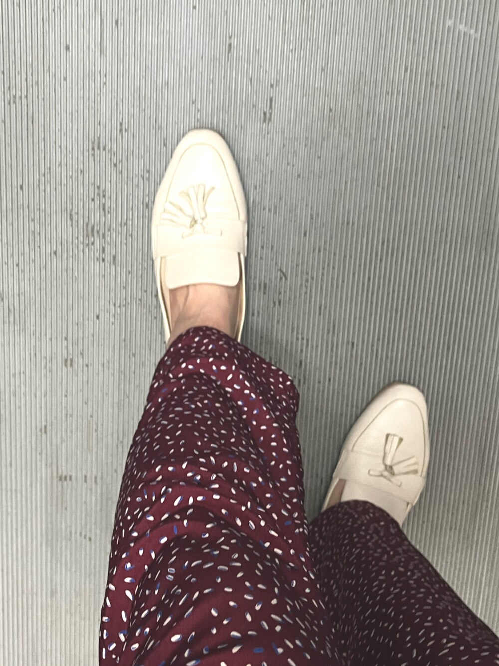 グレー系のバッグ、パープル系のつなぎ/オールインワン、ホワイト系のローファーを着用したレディースの春コーディネートの2枚目の写真