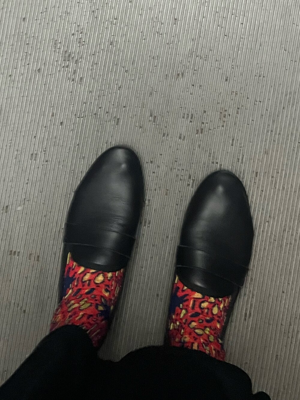 ホワイト系のシャツ/ブラウス、ブラック系のローファー、ブルー系のハンチング/ベレー帽を着用したレディースの春コーディネートの2枚目の写真