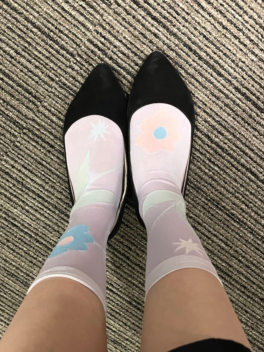 ベージュ系のトップス、イエロー系のショルダーバッグ、ブラック系のワンピース/ドレスを着用したレディースの春コーディネートの2枚目の写真