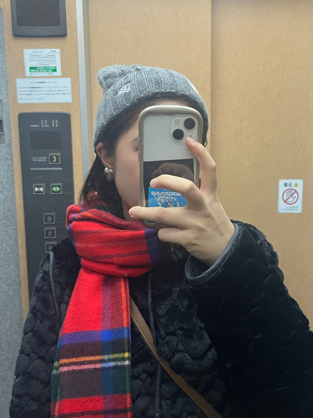 「冬コーデ、ニット帽、フェイクファー、デニム、赤チェック」｜「GUCCIのアイテム（ショルダーバッグ、ブラウン系）」を使った、nkさん（レディース・157cm）の冬コーディネートの3枚目の写真