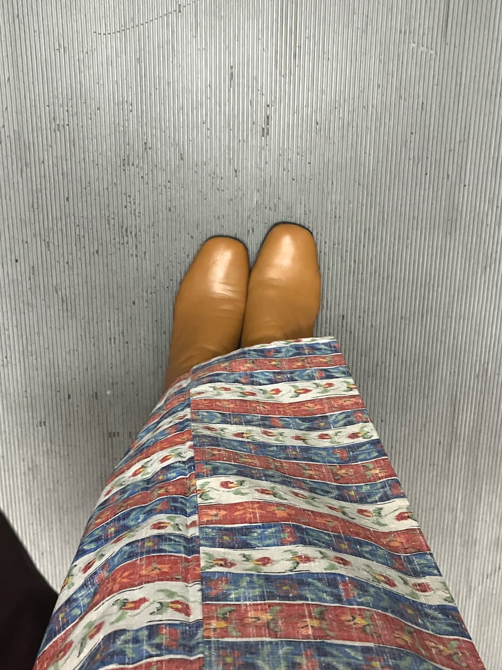 ゴールド系のエコバッグ/サブバッグ、ブラウン系のハンドバッグ、その他の着物を着用したレディースの秋コーディネートの2枚目の写真