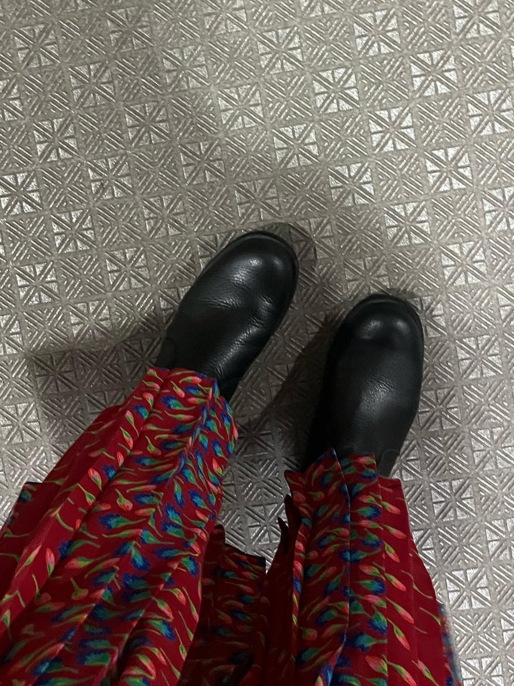 レッド系のワンピース、ベージュ系のジャケット/アウターを着用したレディースの冬コーディネートの2枚目の写真