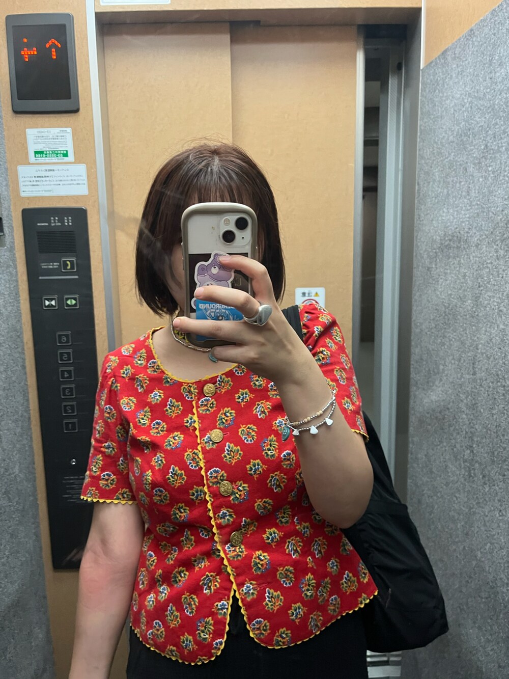 レッド系のシャツ/ブラウスを着用したレディースの夏コーディネートの2枚目の写真