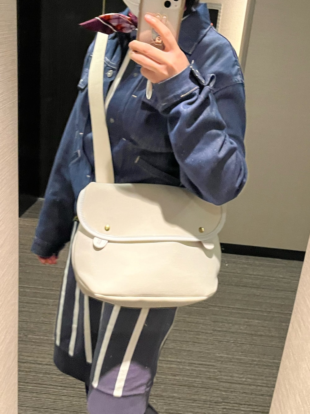 ブラック系のドレスシューズ、ブルー系のワンピース/ドレス、ホワイト系のショルダーバッグを着用したレディースの春コーディネートの3枚目の写真