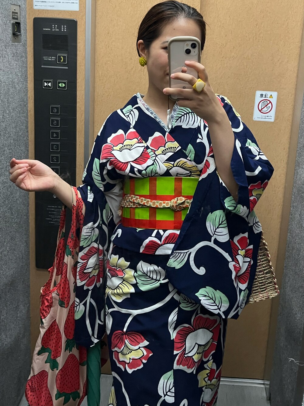 レッド系の和装小物、グリーン系の和装小物を着用したレディースの夏コーディネートの2枚目の写真