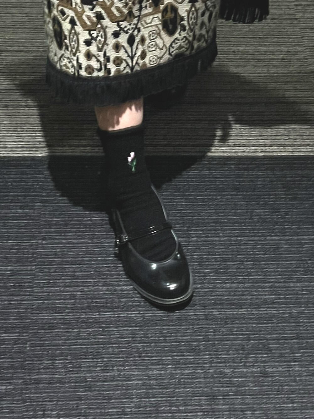ベージュ系のその他アウター、ベージュ系のスカート、ブラック系のドレスシューズを着用したレディースの冬コーディネートの2枚目の写真