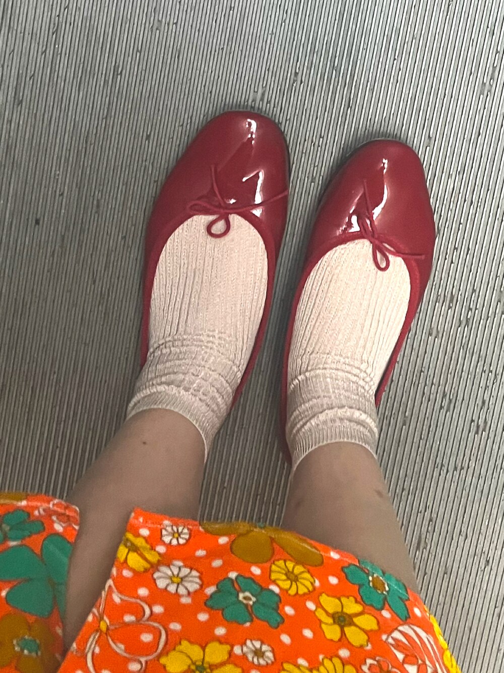 オレンジ系のワンピース/ドレスを着用したレディースの春コーディネートの3枚目の写真