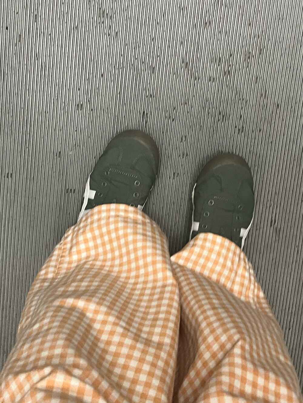 オレンジ系のTシャツ/カットソー、オレンジ系のデニムパンツを着用したレディースの夏コーディネートの2枚目の写真