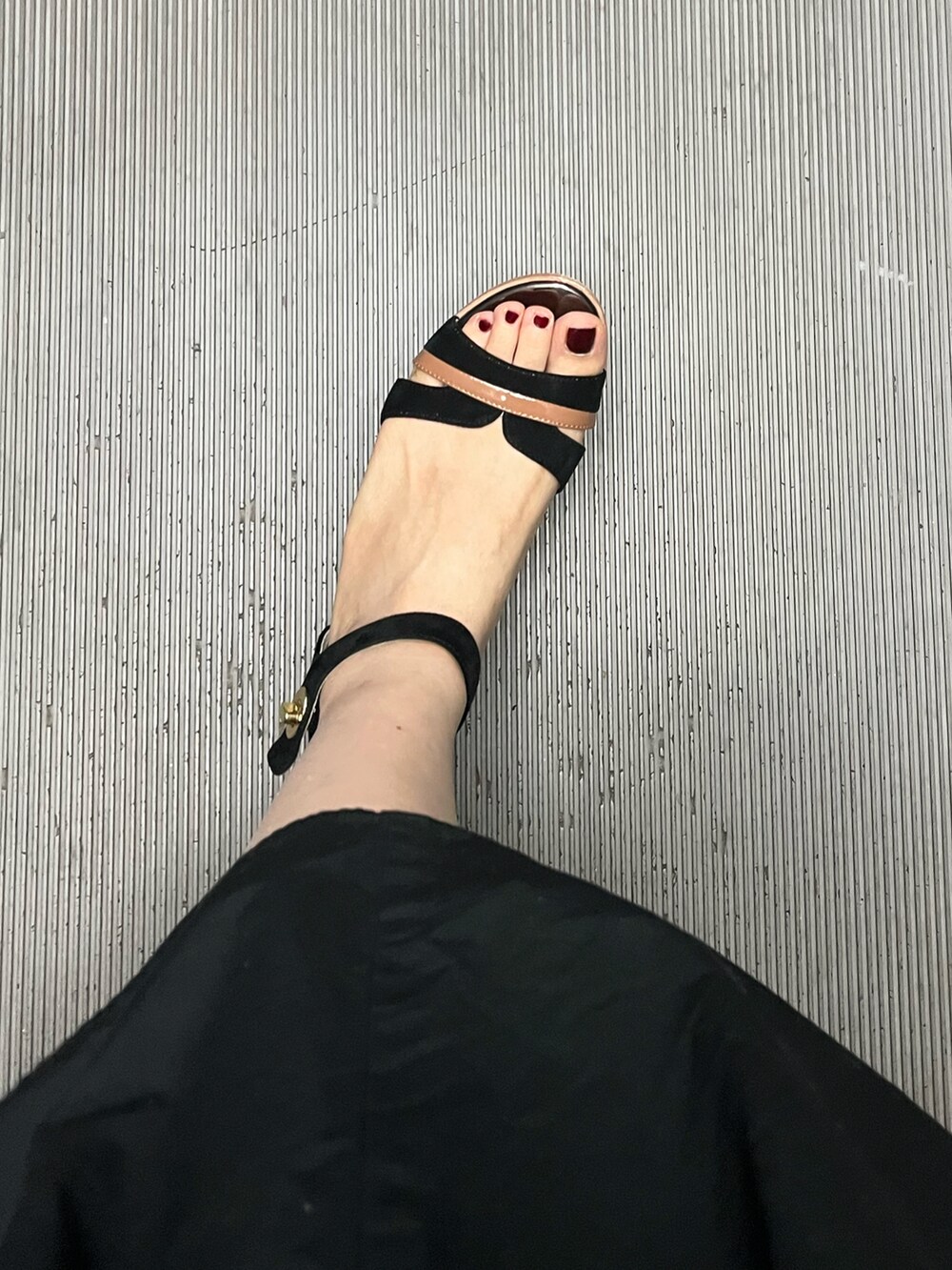 ブラック系のワンピース/ドレスを着用したレディースの夏コーディネートの2枚目の写真