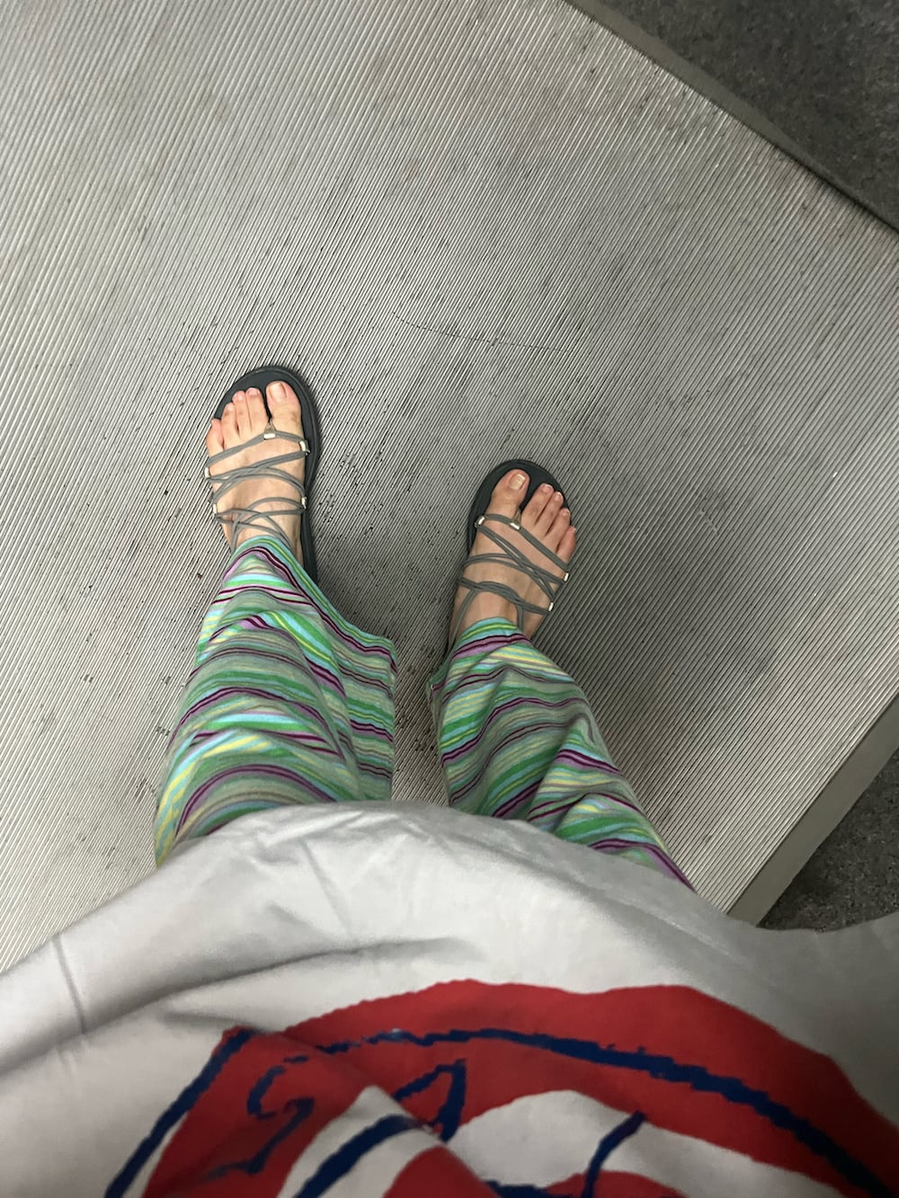 ブルー系のワンピース、グリーン系のかごバッグ、グリーン系のその他パンツを着用したレディースの夏コーディネートの3枚目の写真