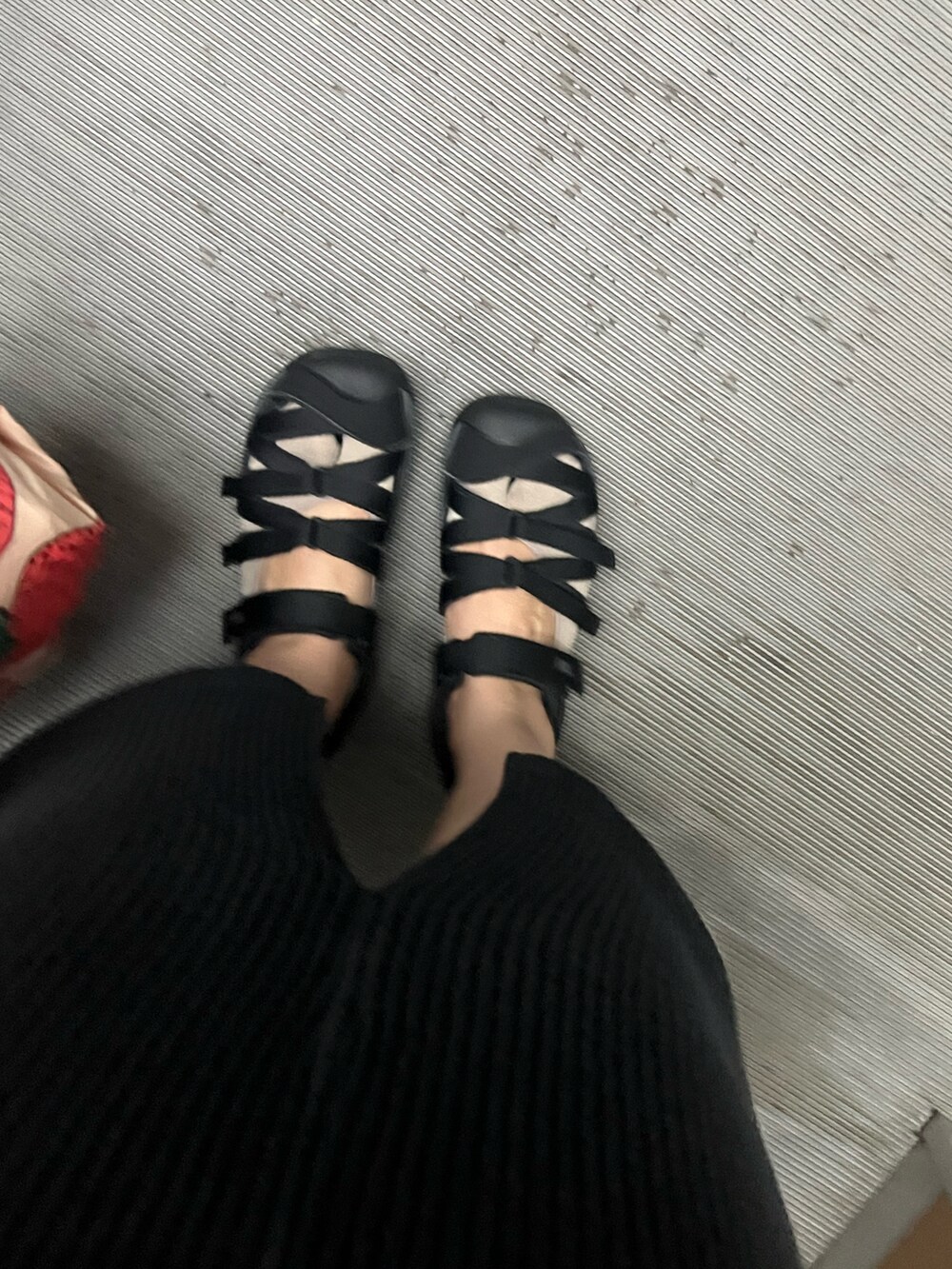 レッド系のシャツ/ブラウスを着用したレディースの夏コーディネートの3枚目の写真