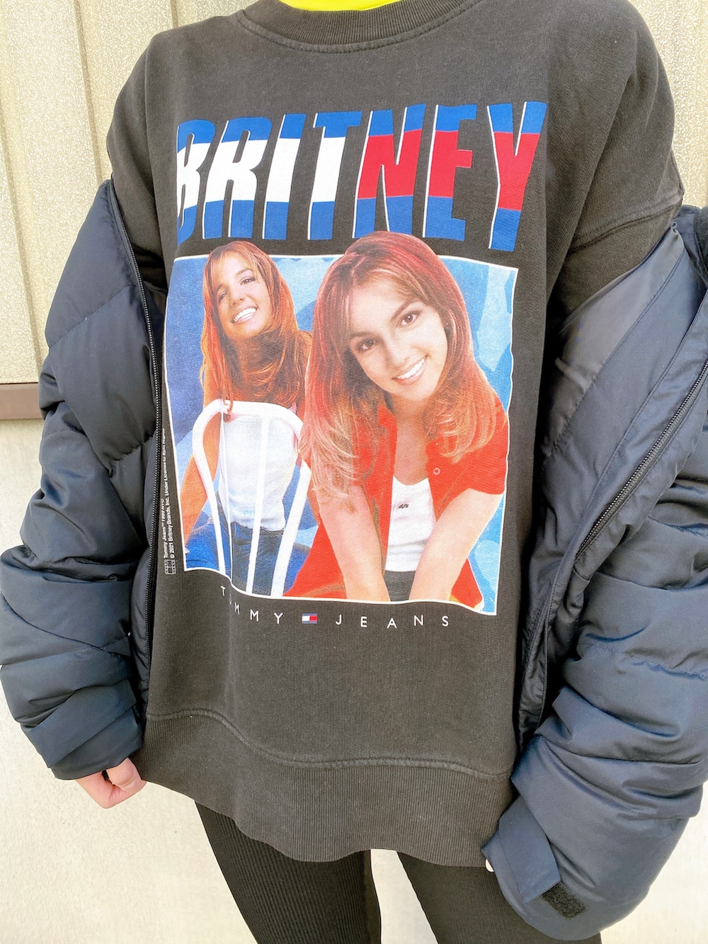 ブラック系のスウェット、ホワイト系のスニーカーを着用したレディースの秋コーディネートの2枚目の写真