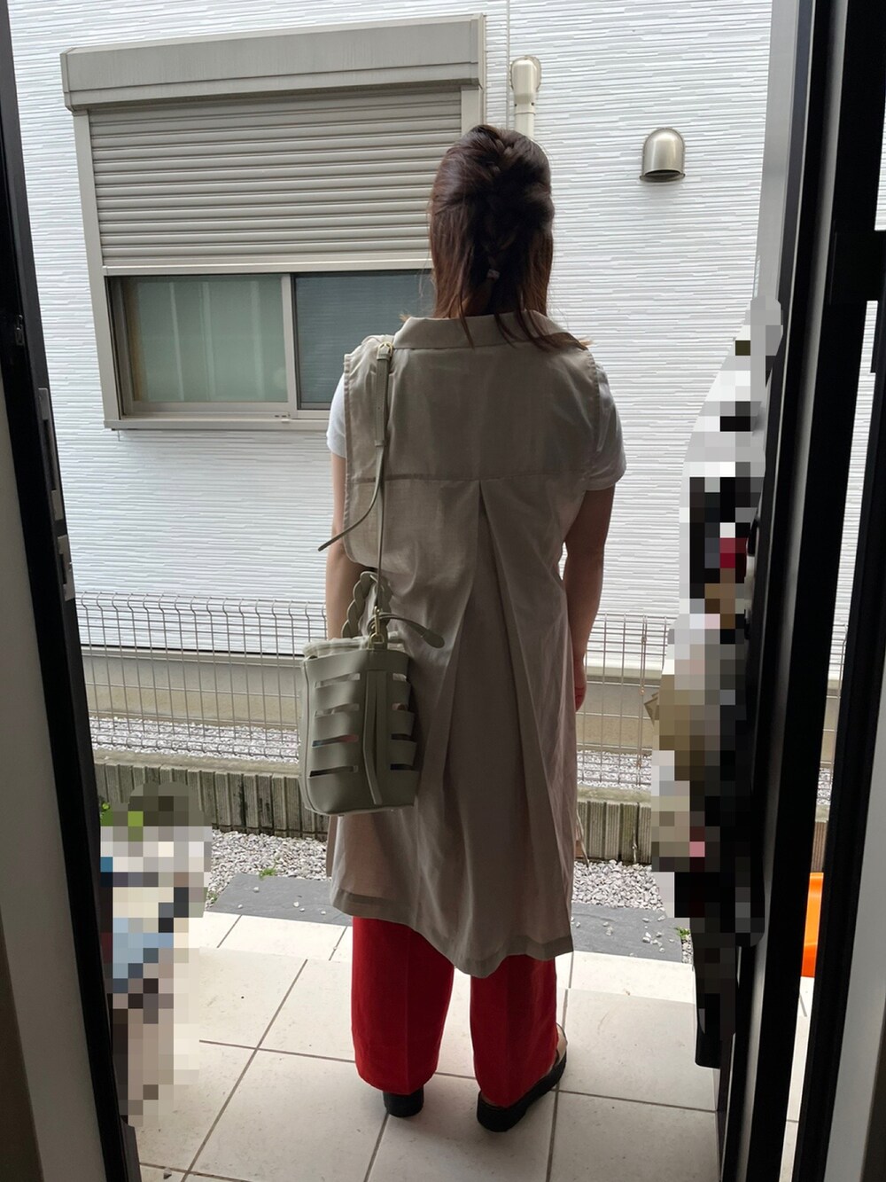 レッド系のパンツ、ホワイト系のTシャツ/カットソー、ベージュ系のジャケット/アウターを着用したレディースの夏コーディネートの2枚目の写真