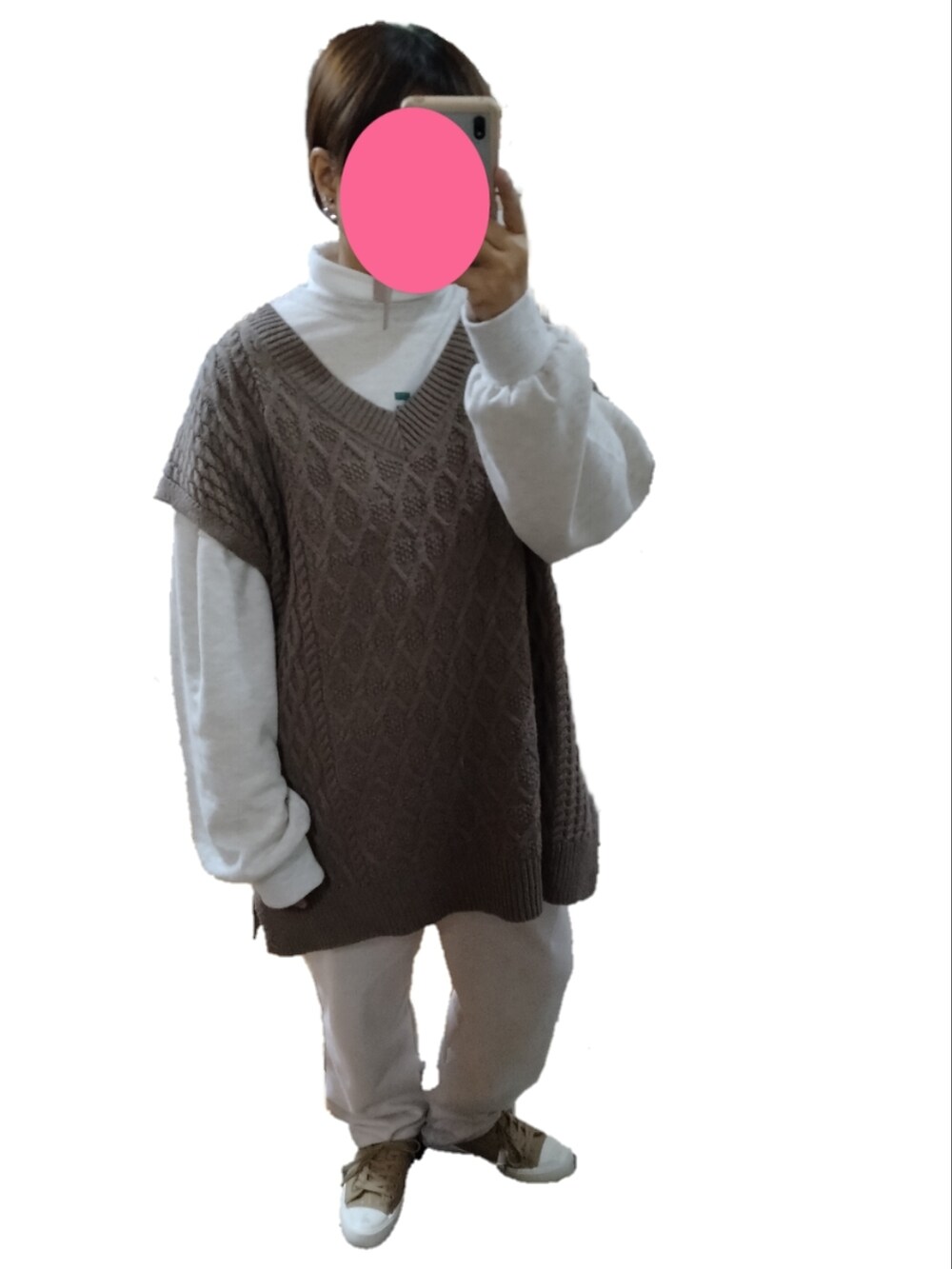 ベージュ系のスニーカー、ホワイト系のその他パンツ、ホワイト系のスウェットを着用したレディースの冬コーディネートの2枚目の写真