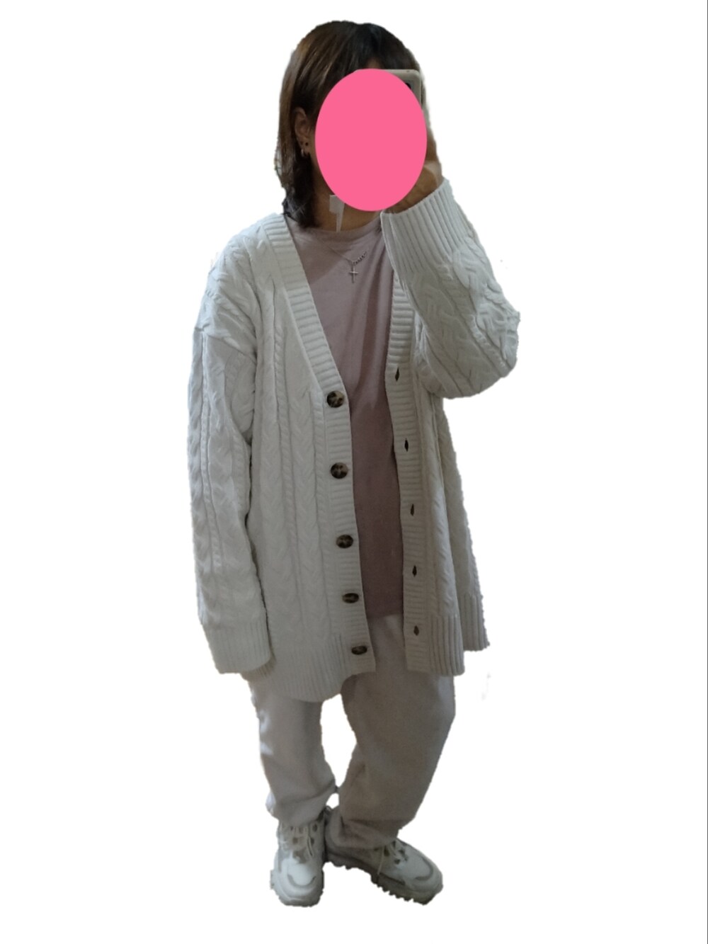 「白カーデ、白カーディガン、白×ピンク、白パンツ、ラフ着、ラフコーデ」｜「Lace Ladiesのアイテム（スニーカー、ホワイト系）」を使った、T.A さん（レディース・149cm）の冬コーディネートの2枚目の写真