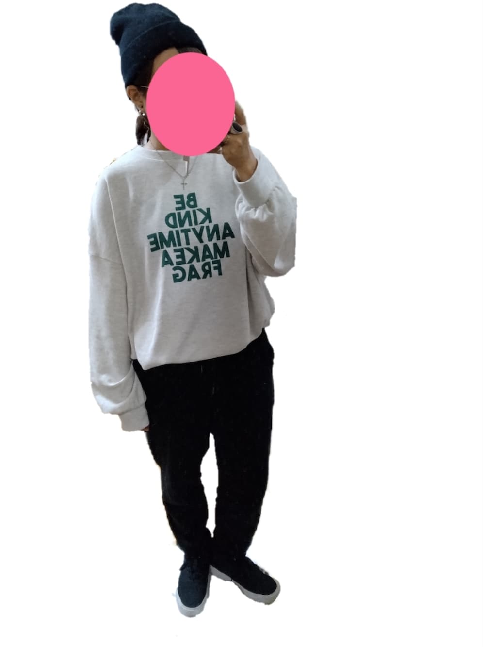 「古着ベスト、古着ミックス、黒ニット帽、黒パンツ×黒スニーカー、クロパンツコーデ」｜「UNIQLOのアイテム（スウェットパンツ、ブラック系）」を使った、T.A さん（レディース・149cm）の冬コーディネートの2枚目の写真
