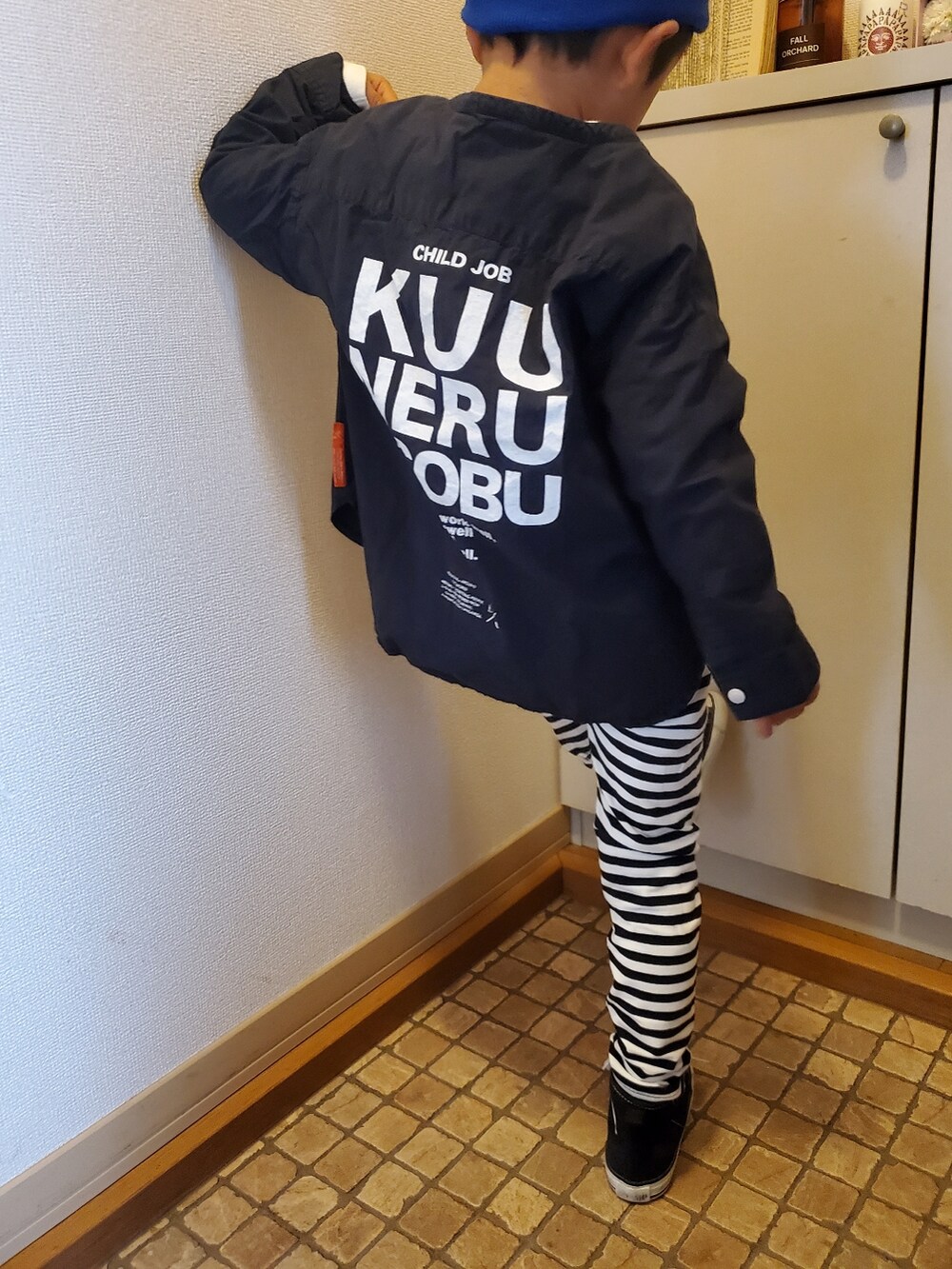 ブラック系のスニーカー、その他のパンツ、ブラック系のシャツ/ブラウスを着用したキッズの秋コーディネートの2枚目の写真