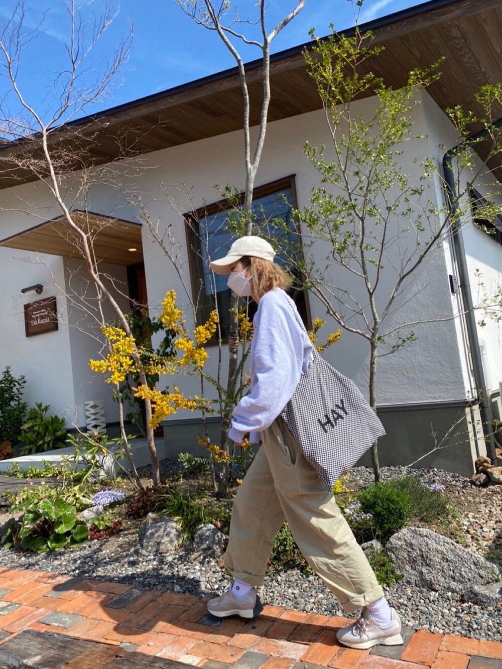 グレー系のスウェット、グリーン系のその他パンツを着用したレディースの春コーディネートの2枚目の写真