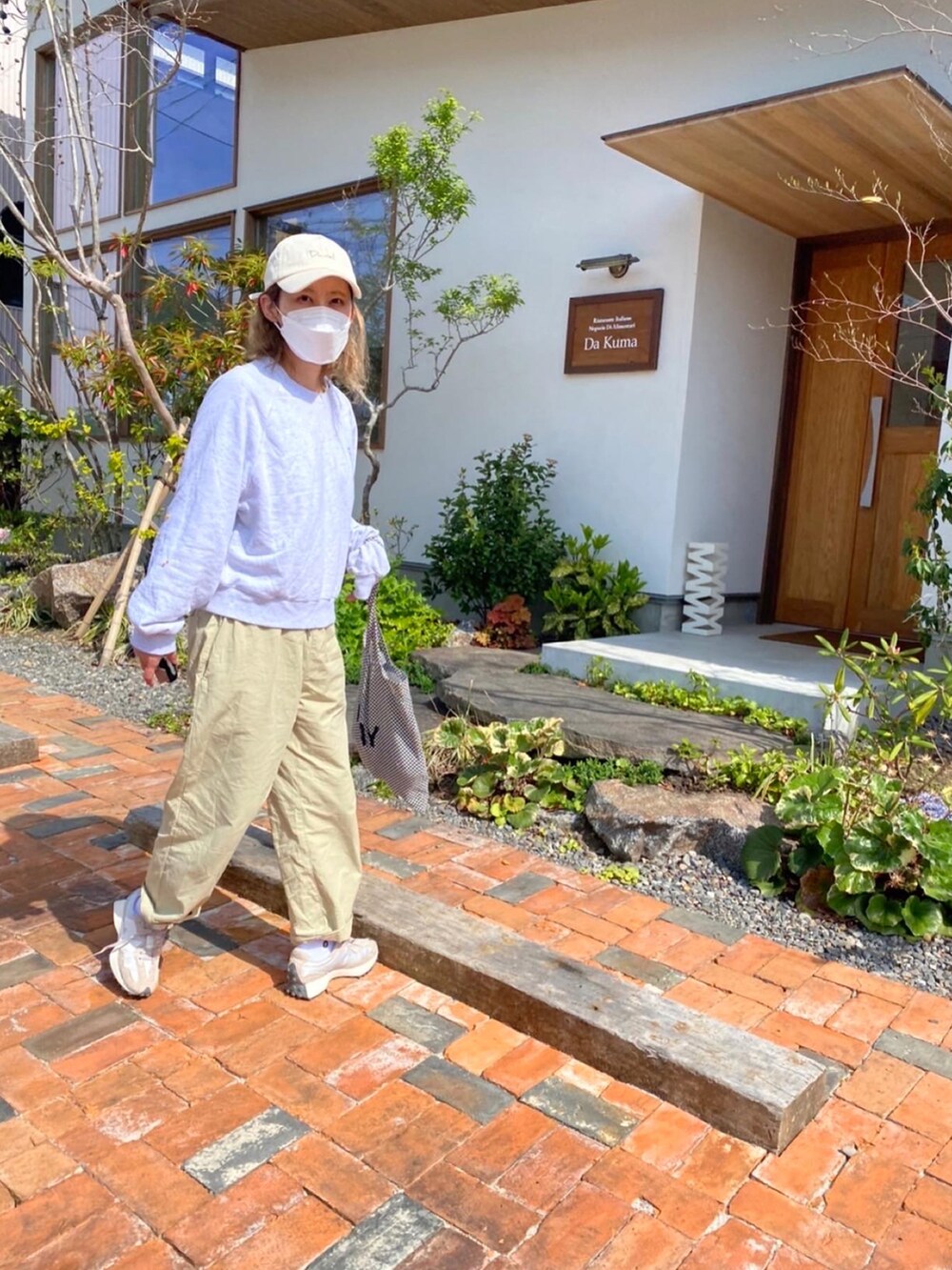 グレー系のスウェット、グリーン系のその他パンツを着用したレディースの春コーディネートの3枚目の写真