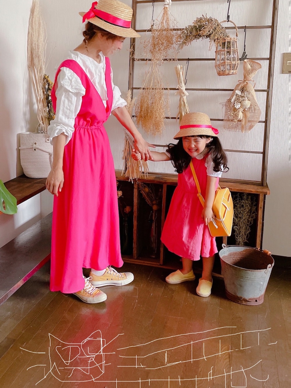 ピンク系のジャンパースカート、イエロー系のスニーカー、ピンク系のコスチューム/パーティーグッズを着用したキッズの夏コーディネートの3枚目の写真