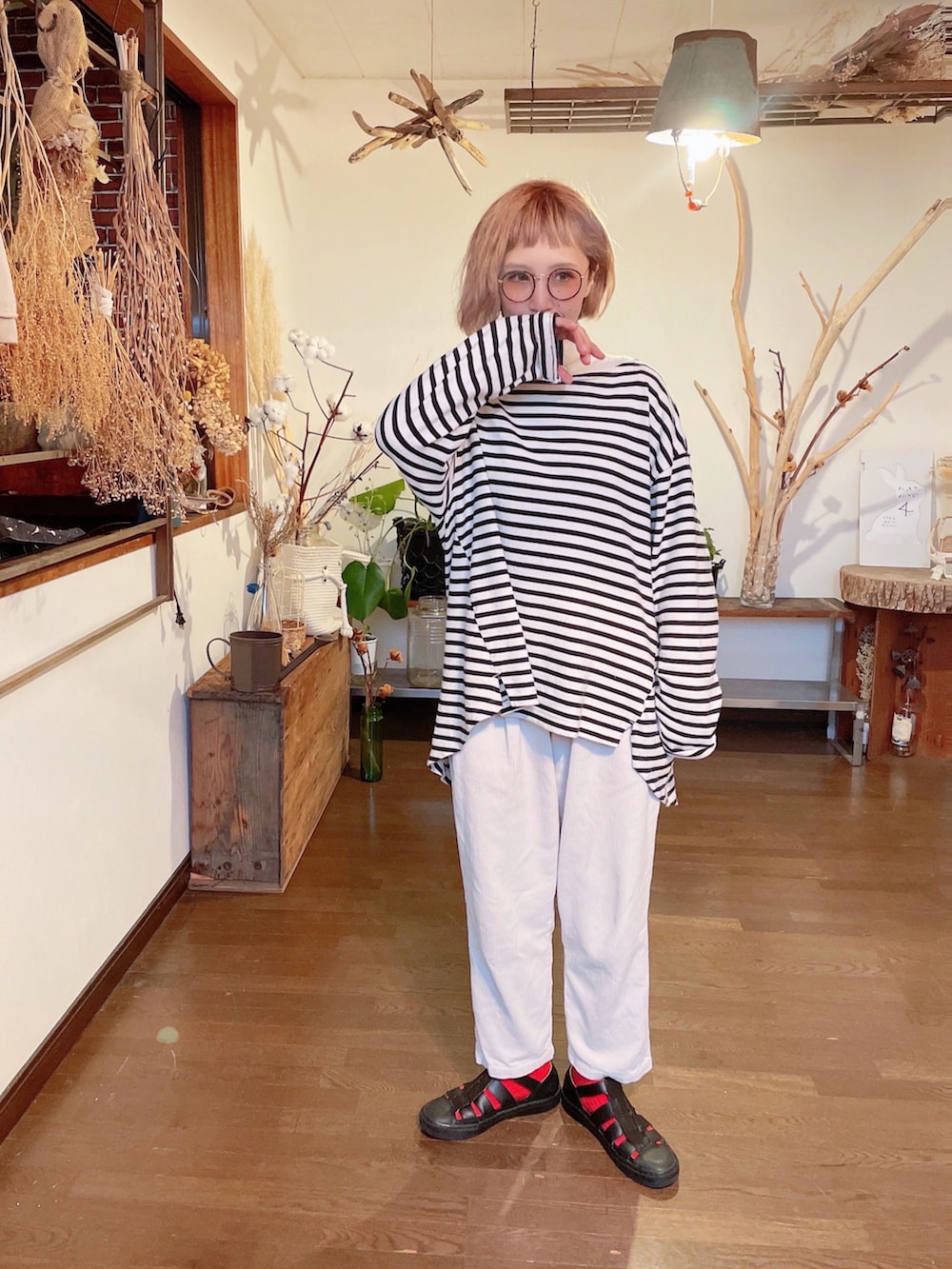 その他のTシャツ/カットソー、ホワイト系のニット/セーター、ホワイト系のその他パンツを着用したレディースの冬コーディネートの2枚目の写真