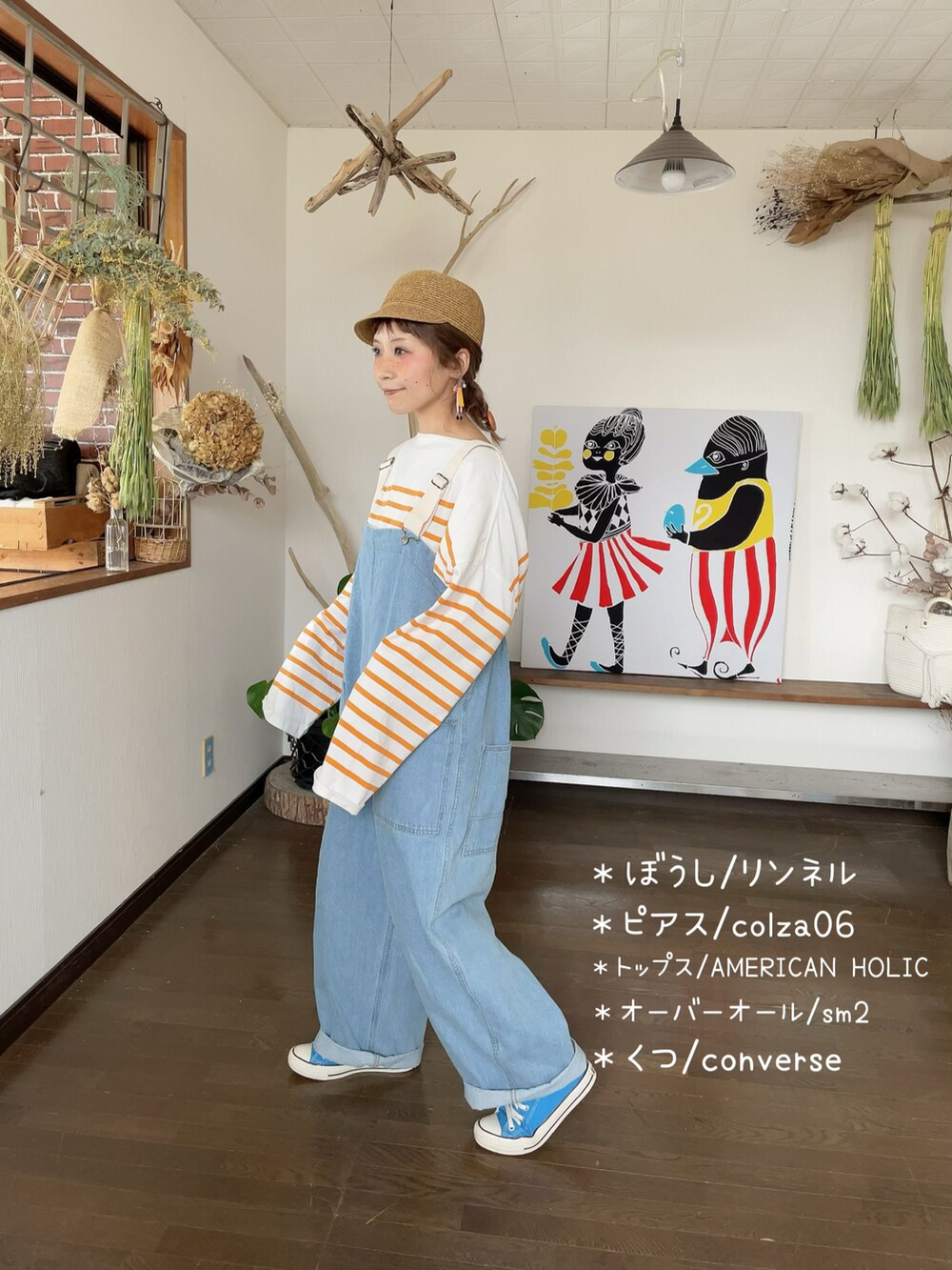 ブルー系のサロペット/オーバーオール、ブルー系のTシャツ/カットソー、ピンク系のスニーカーを着用したレディースの春コーディネートの3枚目の写真