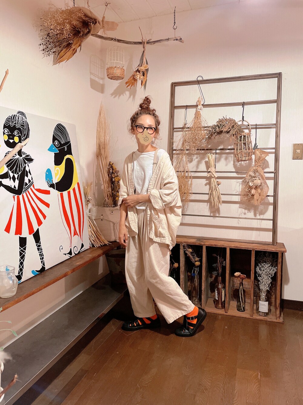 ホワイト系のTシャツ/カットソー、ベージュ系のノーカラージャケット、ベージュ系のパンツを着用したレディースの夏コーディネートの2枚目の写真