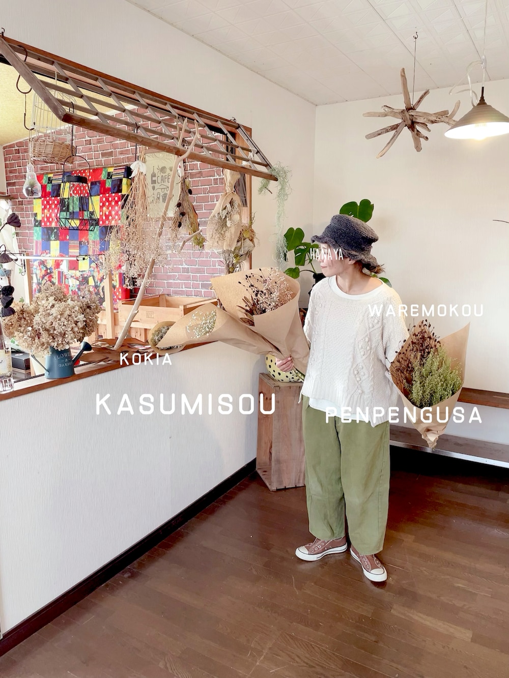 ホワイト系のニット/セーター、ホワイト系のTシャツ/カットソー、グリーン系のその他パンツを着用したレディースの秋コーディネートの2枚目の写真