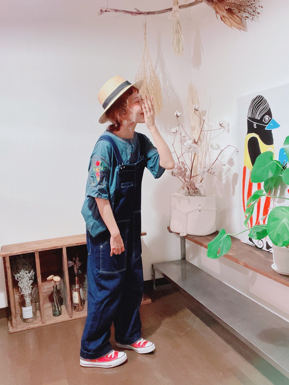 グリーン系のシャツ/ブラウス、ブルー系のサロペット/オーバーオール、レッド系のスニーカーを着用したキッズの夏コーディネートの4枚目の写真