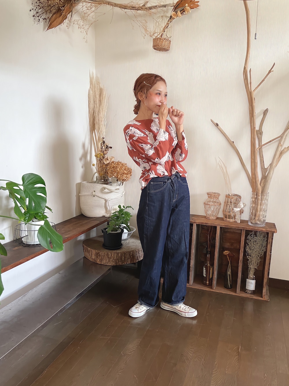 グレー系のTシャツ/カットソー、ブラウン系のTシャツ/カットソー、ブルー系のデニムパンツを着用したレディースの秋コーディネートの3枚目の写真