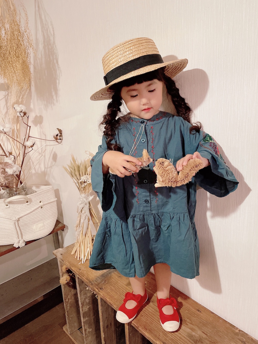 グリーン系のシャツ/ブラウス、ブルー系のサロペット/オーバーオール、レッド系のスニーカーを着用したキッズの夏コーディネートの2枚目の写真