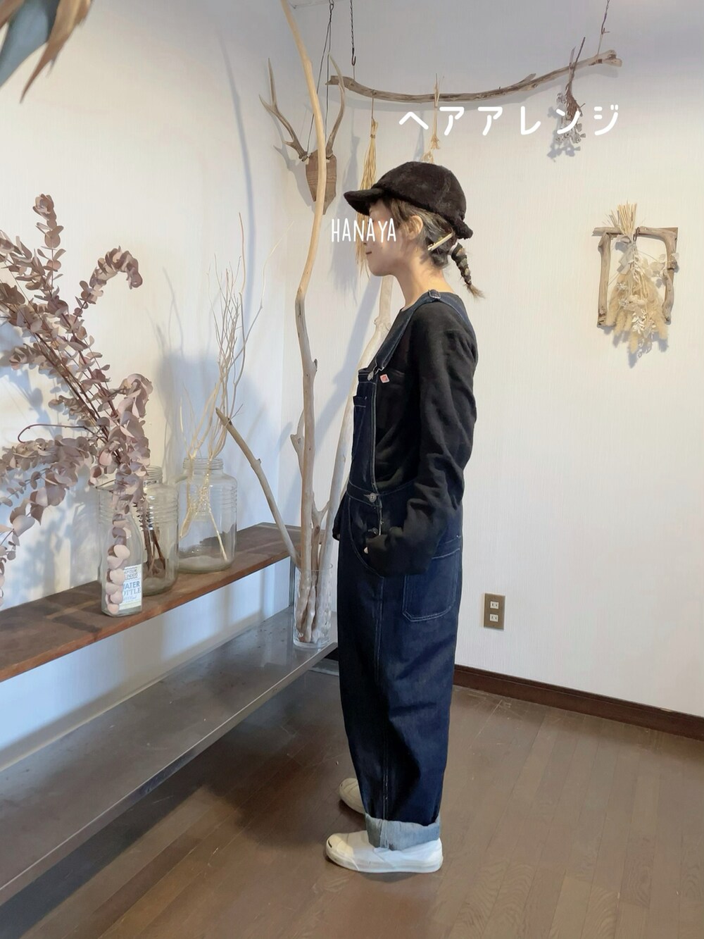 ブラック系のその他トップス、ブルー系のサロペット/オーバーオール、ホワイト系のスリッポンを着用したレディースの秋コーディネートの2枚目の写真