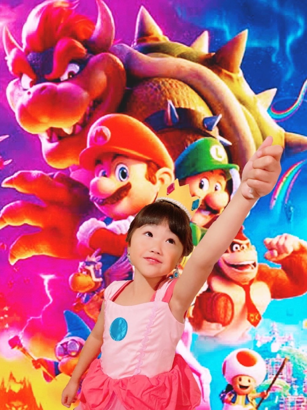 ピンク系のドレス、ピンク系のドレスシューズ、イエロー系のその他ヘアアクセサリーを着用したキッズの秋コーディネートの2枚目の写真