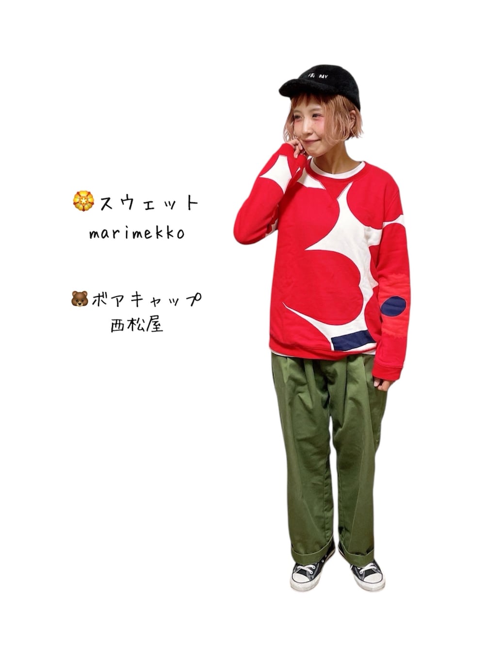 グレー系のスウェット、ブルー系のスウェット、レッド系のスウェットを着用したレディースの秋コーディネートの4枚目の写真