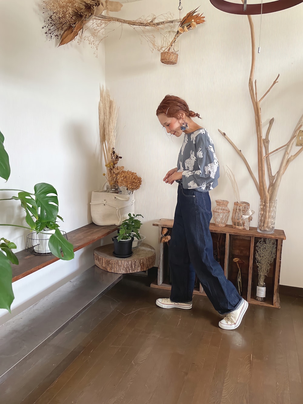 グレー系のTシャツ/カットソー、ブラウン系のTシャツ/カットソー、ブルー系のデニムパンツを着用したレディースの秋コーディネートの2枚目の写真