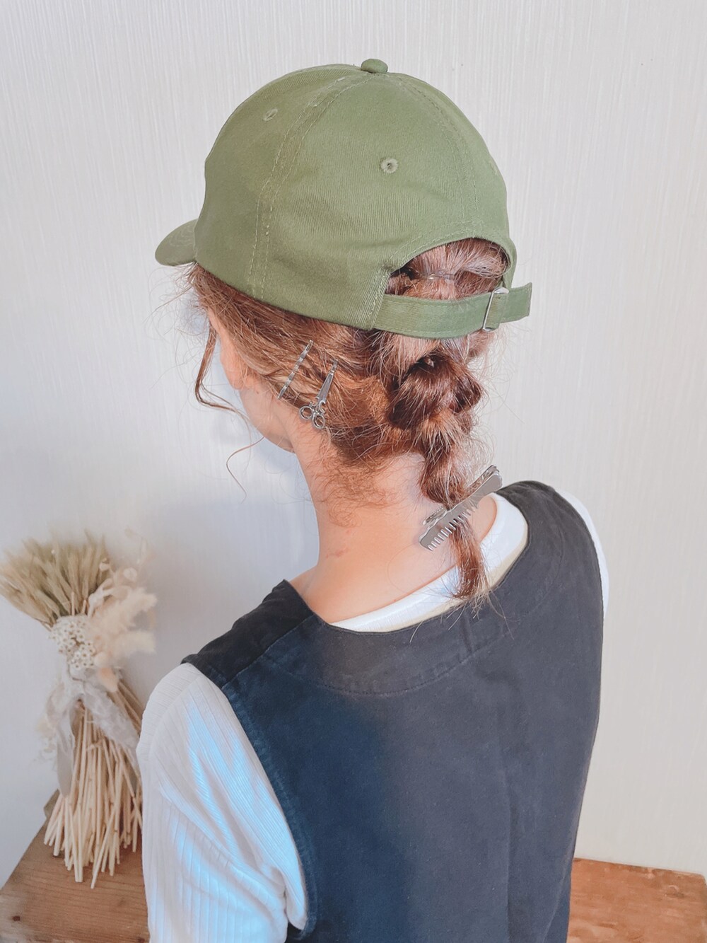 ホワイト系のTシャツ/カットソー、ブラック系のつなぎ/オールインワン、ブラック系のスニーカーを着用したレディースの夏コーディネートの2枚目の写真