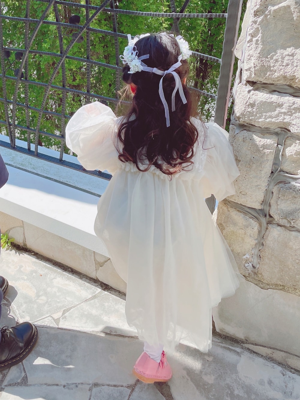 ホワイト系のワンピース/ドレス、ピンク系のドレスシューズ、ホワイト系のタイツ/ストッキングを着用したキッズの春コーディネートの2枚目の写真