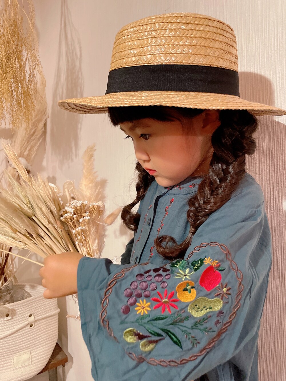 グリーン系のシャツ/ブラウス、ブルー系のサロペット/オーバーオール、レッド系のスニーカーを着用したキッズの夏コーディネートの3枚目の写真