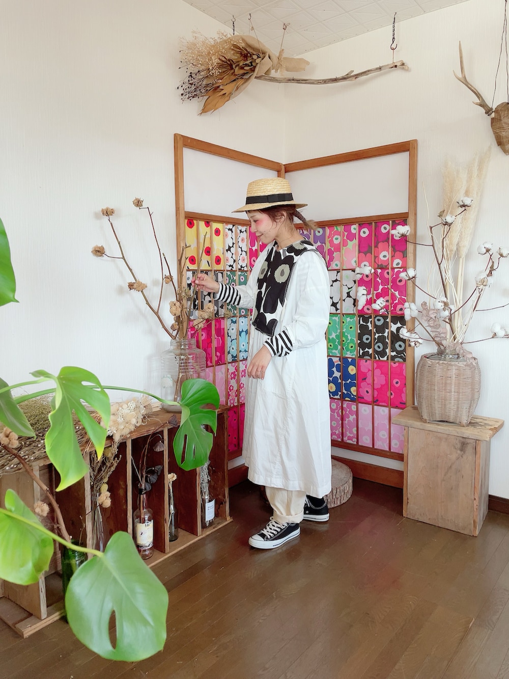 ブラック系のベスト、ブラック系のTシャツ/カットソー、ホワイト系のワンピースを着用したレディースの春コーディネートの2枚目の写真