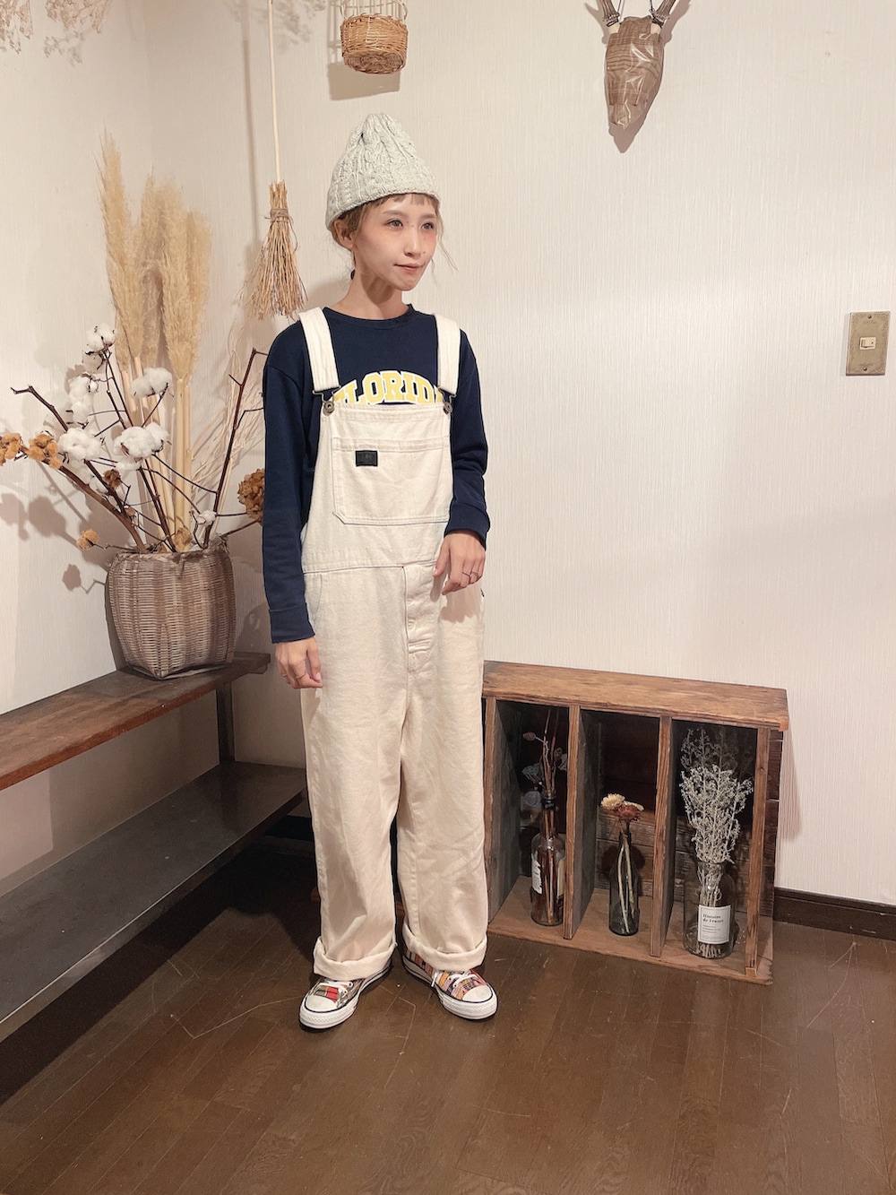 ブルー系のジャケット/アウター、ブルー系のスウェット、ホワイト系のサロペット/オーバーオールを着用したレディースの秋コーディネートの2枚目の写真