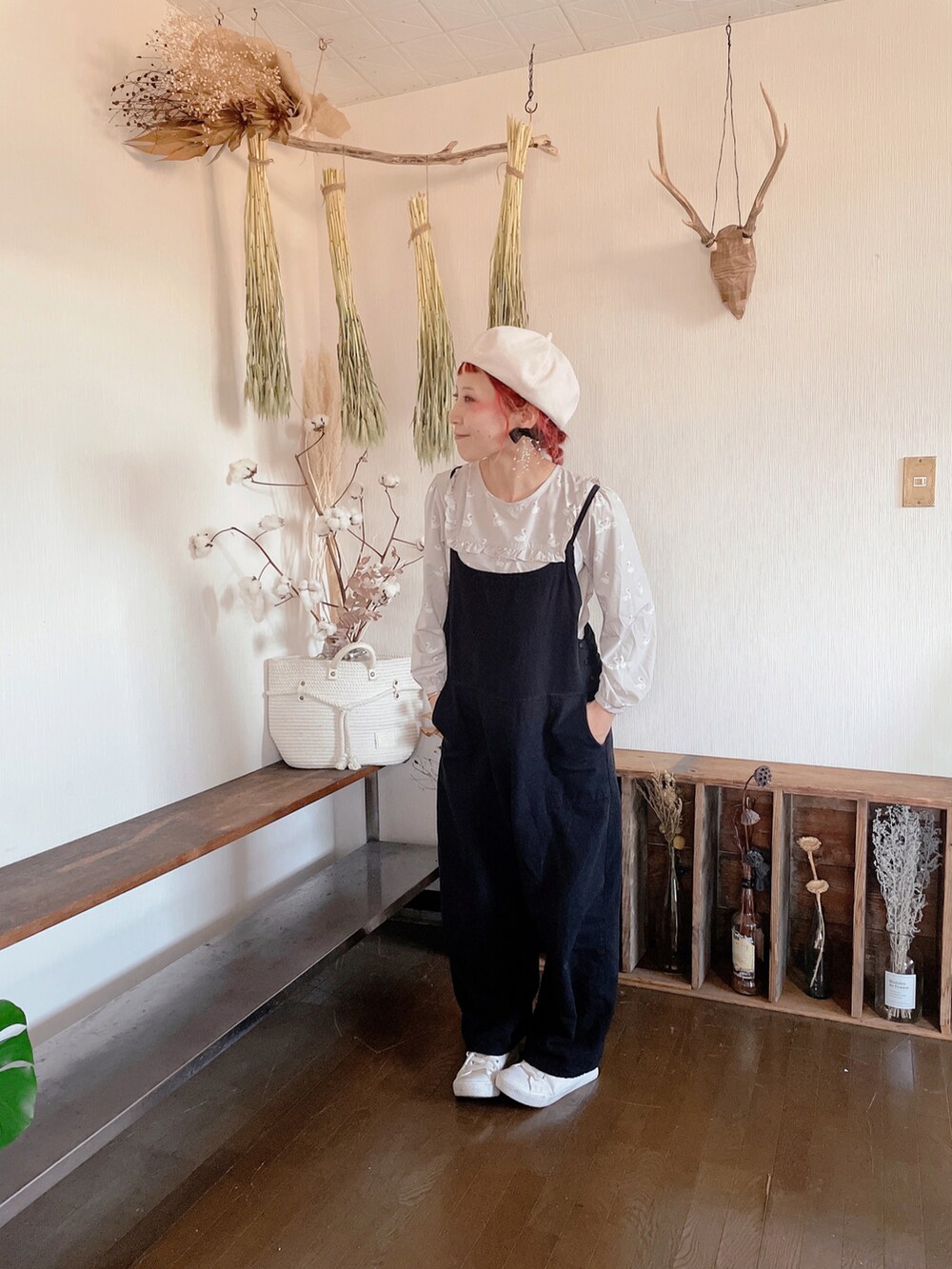 グレー系のシャツ/ブラウス、ブラック系のサロペット/オーバーオール、ホワイト系のスニーカーを着用したレディースの春コーディネートの2枚目の写真