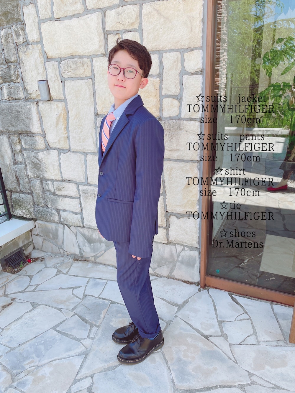 ホワイト系のワンピース/ドレス、ピンク系のドレスシューズ、ホワイト系のタイツ/ストッキングを着用したキッズの春コーディネートの3枚目の写真