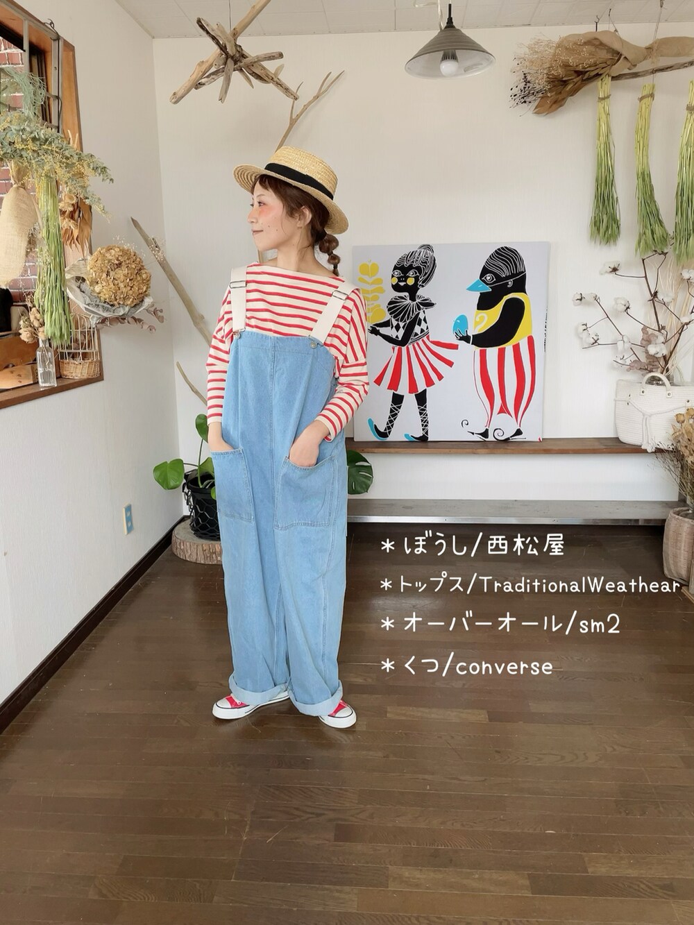 ブルー系のサロペット/オーバーオール、ブルー系のTシャツ/カットソー、ピンク系のスニーカーを着用したレディースの春コーディネートの4枚目の写真