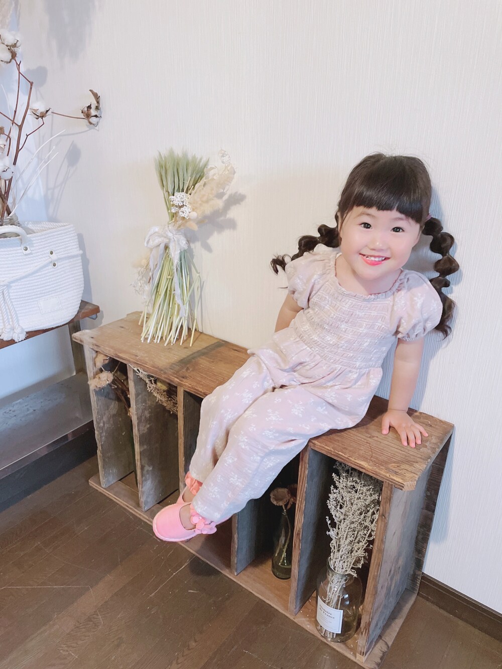 ピンク系のつなぎ/オールインワン、ピンク系のドレスシューズ、ベージュ系の帽子を着用したキッズの春コーディネートの2枚目の写真