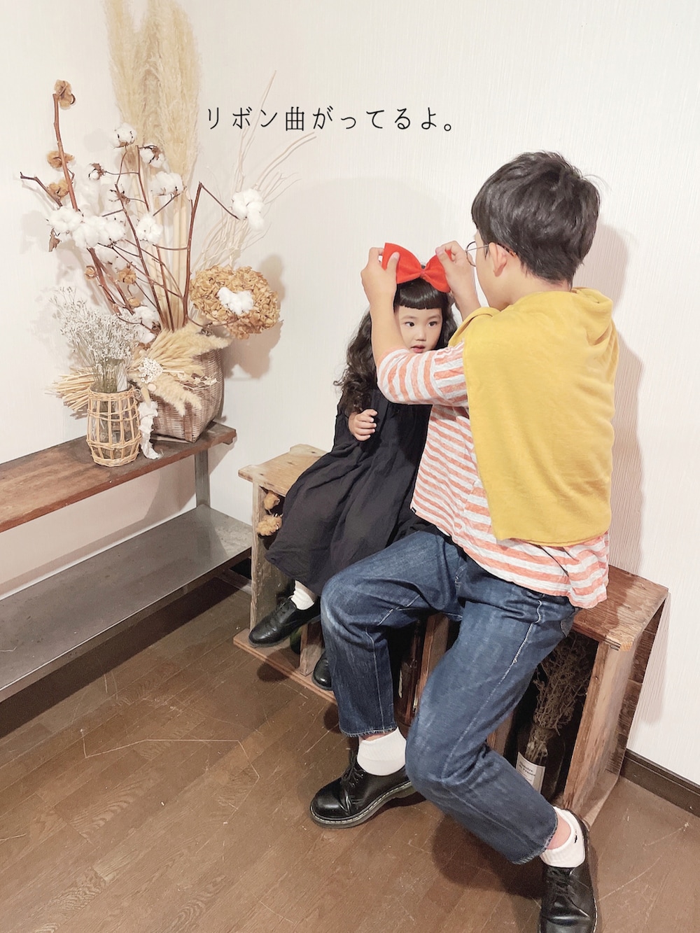 ブラック系のシャツ/ブラウス、ブラック系のドレスシューズ、イエロー系のニット/セーターを着用したキッズの秋コーディネートの2枚目の写真