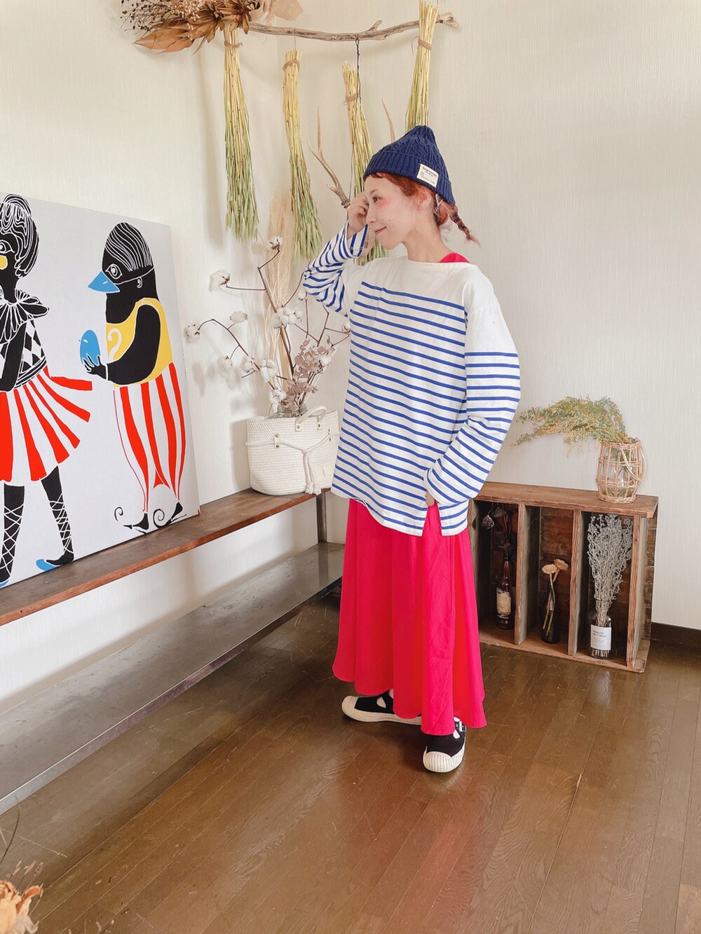 ブルー系のTシャツ/カットソー、ピンク系のジャンパースカート、ブラック系のスニーカーを着用したレディースの春コーディネートの2枚目の写真