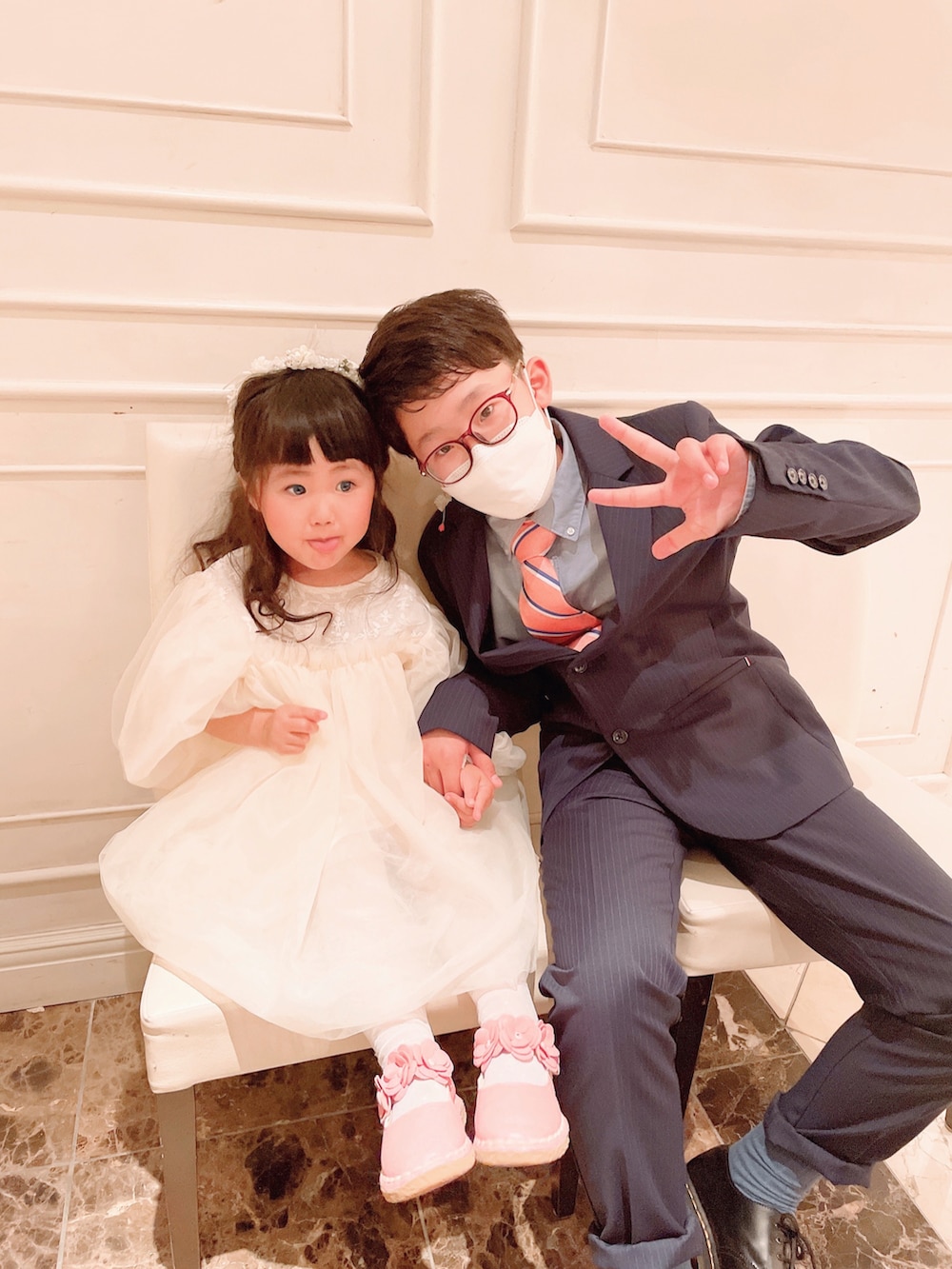 ホワイト系のワンピース/ドレス、ピンク系のドレスシューズ、ホワイト系のタイツ/ストッキングを着用したキッズの春コーディネートの4枚目の写真