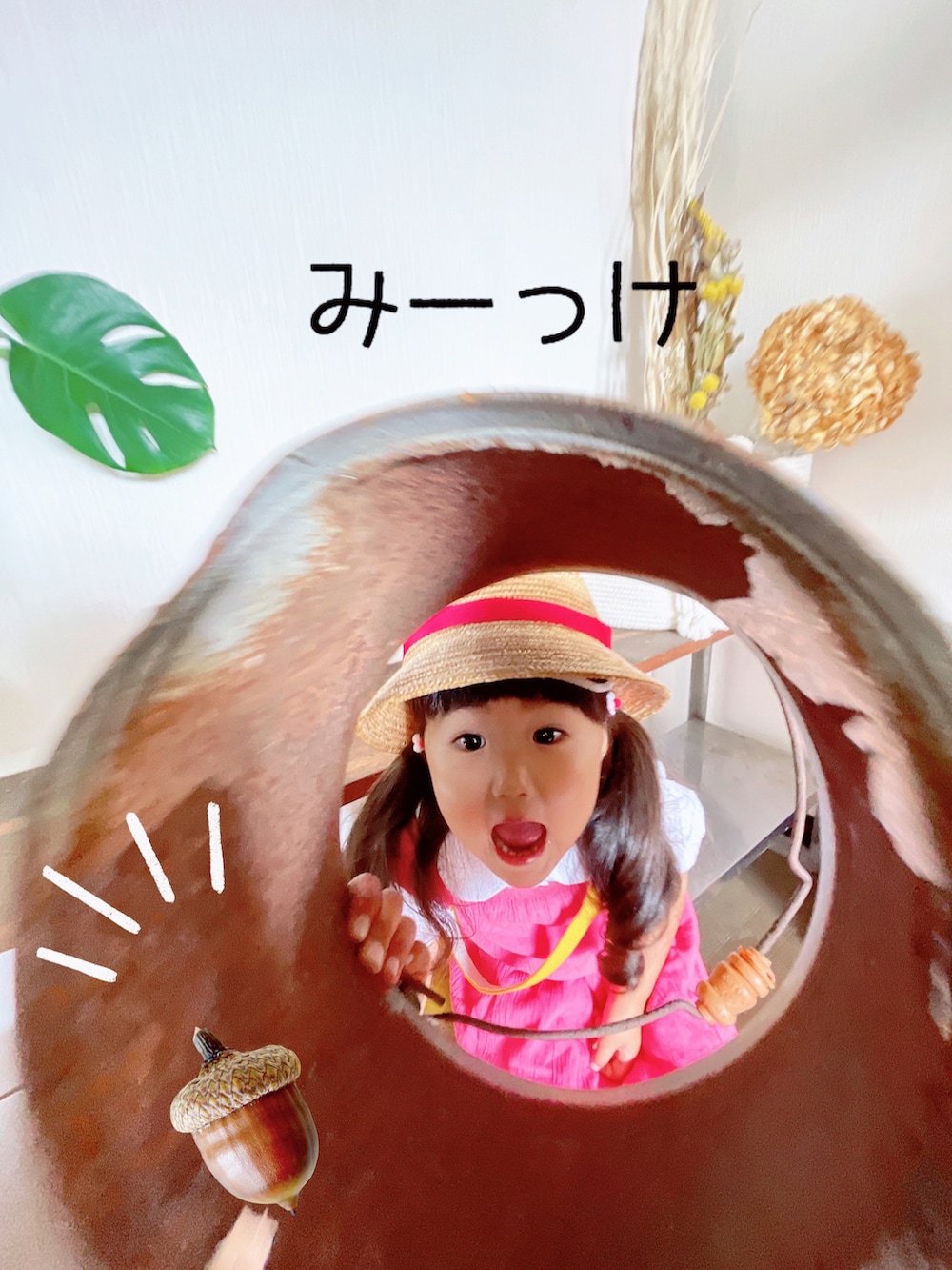 ピンク系のジャンパースカート、イエロー系のスニーカー、ピンク系のコスチューム/パーティーグッズを着用したキッズの夏コーディネートの2枚目の写真